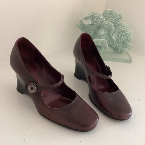 Michelle D Size ( 6.5M ) Burgundy Slip On Leather Wedges Heel 2.75” Shoes - Picture 1 of 9
